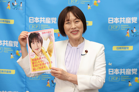 参院選の公約を発表する共産党の田村智子委員長=5日午後、国会内
