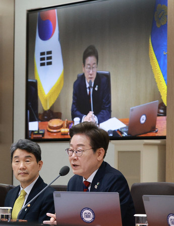 初閣議に臨む韓国の李在明大統領（手前中央）＝５日、ソウル（ＥＰＡ時事）