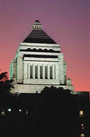 夕暮れの国会議事堂(資料)