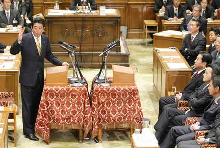 2012年11月14日、党首討論で発言する自民党の安倍晋三総裁(左)と野田佳彦首相(肩書は当時)