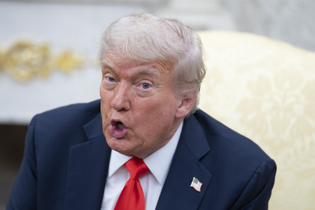 5日、ホワイトハウスで行われたドイツのメルツ首相との会談で発言するトランプ米大統領(EPA時事)