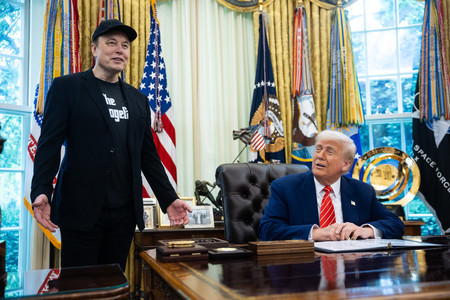 米実業家イーロン・マスク氏(左)とトランプ大統領=5月30日、ワシントン(EPA時事)