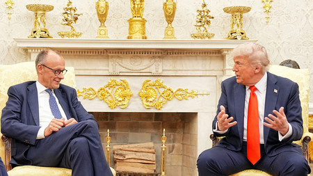 5日、ホワイトハウスで会談するドイツのメルツ首相(左)とトランプ米大統領(AFP時事)