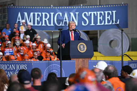 米鉄鋼大手USスチールが本社を置くペンシルベニア州ピッツバーグで演説するトランプ大統領=5月30日(AFP時事)