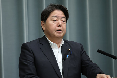 記者会見する林芳正官房長官=6日午前、首相官邸
