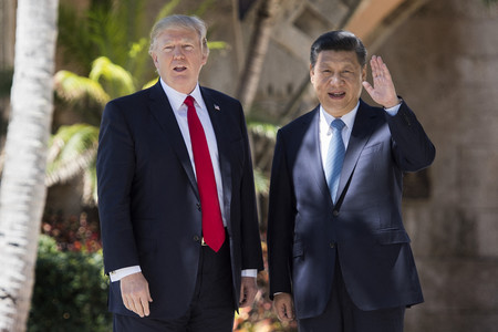 トランプ米大統領(左)と中国の習近平国家主席=2017年4月、米南部フロリダ州(AFP時事)