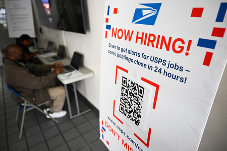 米郵便公社（ＵＳＰＳ）がロサンゼルスで行った求人フェア＝５月１６日（ＡＦＰ時事）