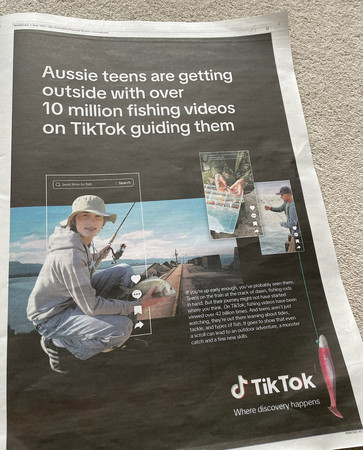 オーストラリアの子供がＴｉｋＴｏｋ（ティックトック）で魚釣りを学んでいると訴える新聞広告＝４日、シドニー