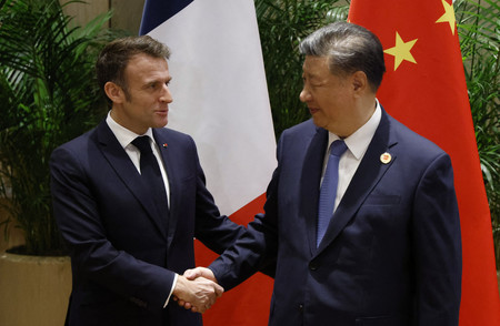 握手するフランスのマクロン大統領（左）と中国の習近平国家主席＝２０２４年１１月、ブラジル・リオデジャネイロ（ＡＦＰ時事）
