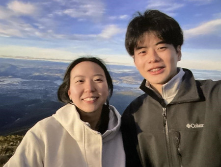 オーストラリア・タスマニア州警察が公表したトヤ・タカヒロさん（右）とリアンドラ・カンさんの写真（同警察ホームページより・時事）