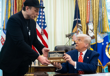 トランプ米大統領（右）とイーロン・マスク氏＝５月３０日、ワシントン（ＥＰＡ時事）