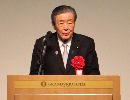 党会合で講演する自民党の森山裕幹事長=8日午後、徳島市