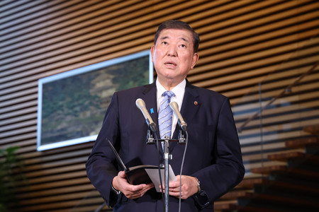 記者団の質問に答える石破茂首相=9日午後、首相官邸