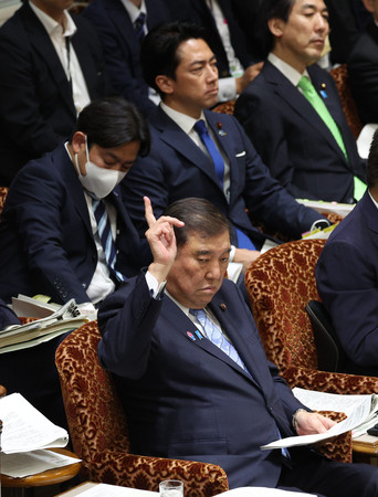参院決算委員会で挙手する石破茂首相=9日午後、国会内