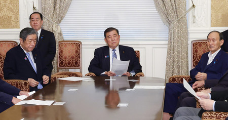 自民党役員会に臨む石破茂首相(中央)。左は森山裕幹事長、右は菅義偉副総裁=9日午後、国会内
