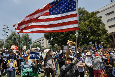 9日、米カリフォルニア州ロサンゼルスで、不法移民取り締まり強化への抗議デモに参加する人々(AFP時事)