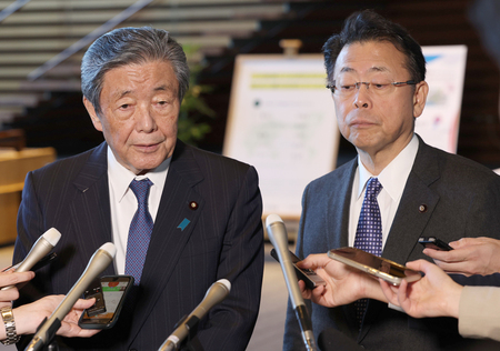 自民党の森山裕幹事長(左)と公明党の西田実仁幹事長=1月17日、首相官邸
