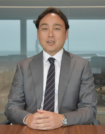 インタビューに応じるメルセデス・ベンツ日本のゲルティンガー剛社長=9日、千葉市