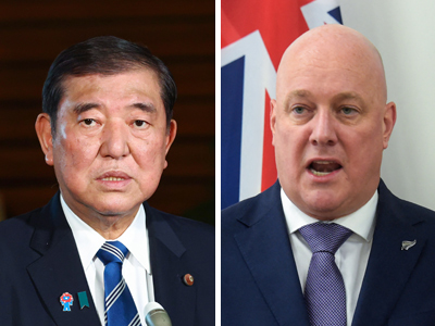 石破茂首相(写真左)とニュージーランドのラクソン首相(AFP時事)