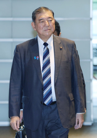 首相官邸に入る石破茂首相=10日、東京・永田町
