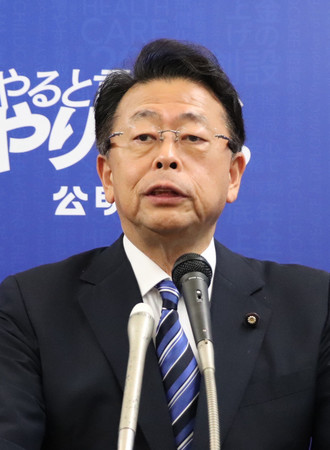 記者会見する公明党の西田実仁幹事長=10日、国会内