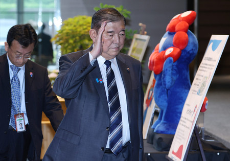 首相官邸に入る石破茂首相=10日、東京・永田町