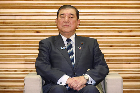 閣議に臨む石破茂首相=10日午前、首相官邸