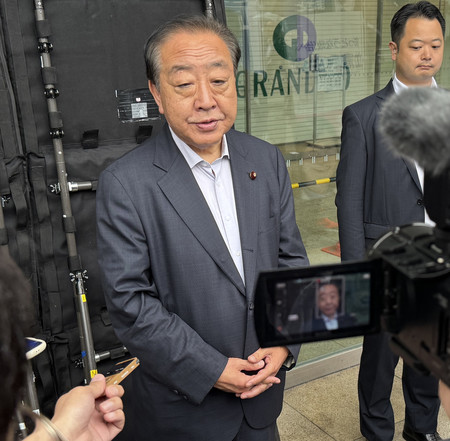 記者団の取材に応じる立憲民主党の野田佳彦代表=10日、東京都大田区