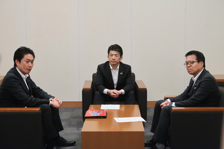 会談する立憲民主党の重徳和彦政調会長(中央)、日本維新の会の青柳仁士政調会長(左)、国民民主党の浜口誠政調会長=10日午後、国会内
