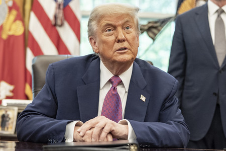 10日、ホワイトハウスで発言するトランプ米大統領(EPA時事)