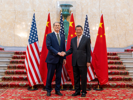 握手するスコット・ベセント米財務長官(左)と何立峰中国副首相=9日、ロンドン(米財務省提供)