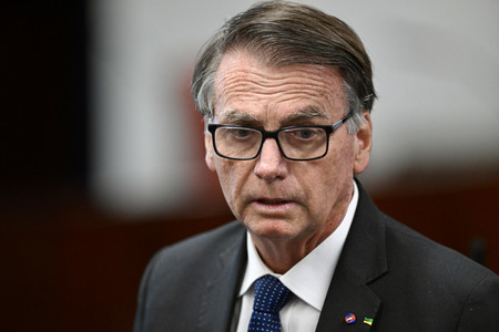 10日、連邦最高裁で開かれた公判に出席するブラジル前大統領のボルソナロ被告=ブラジリア(AFP時事)