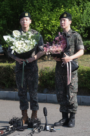11日、韓国京畿道漣川でファンらの出迎えを受ける「BTS」メンバーのJIMINさん(右)とJUNG KOOKさん(EPA時事)