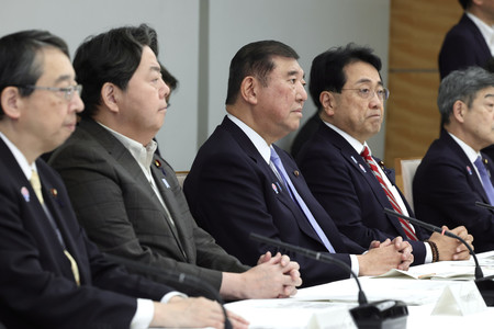 月例経済報告関係閣僚会議に臨む石破茂首相(中央)=11日午後、首相官邸