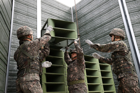 南北軍事境界線付近で拡声器を撤去する韓国軍の兵士＝２０１８年５月、京畿道坡州市（ＥＰＡ時事）