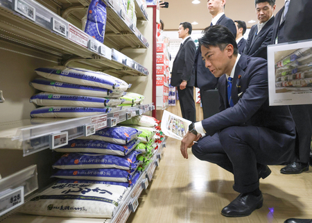 スーパーのコメ売り場を視察する小泉進次郎農林水産相(手前)=5月23日、東京都江東区