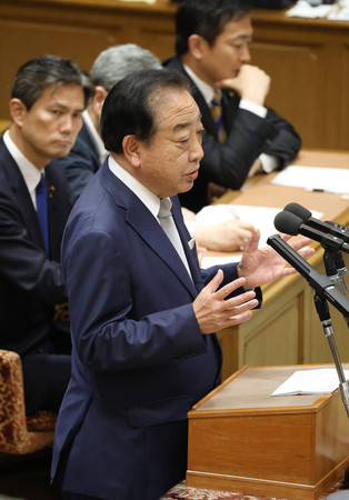 党首討論で石破茂首相に質問する立憲民主党の野田佳彦代表=11日午後、国会内