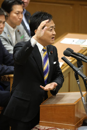 党首討論で石破茂首相に質問する国民民主党の玉木雄一郎代表=11日午後、国会内