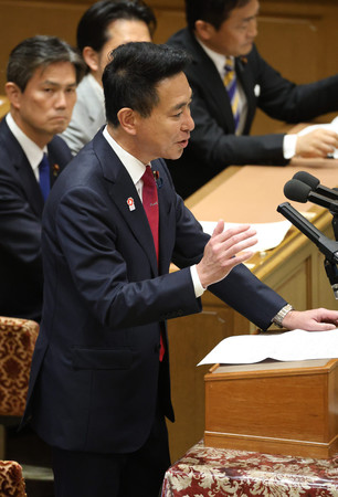 党首討論で石破茂首相に質問する日本維新の会の前原誠司共同代表=11日午後、国会内