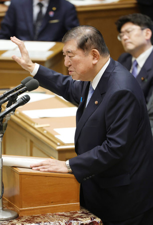 党首討論で答弁する石破茂首相=11日午後、国会内