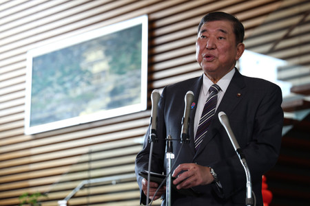 与野党党首会談を終え、記者団の取材に応じる石破茂首相=12日午後、首相官邸