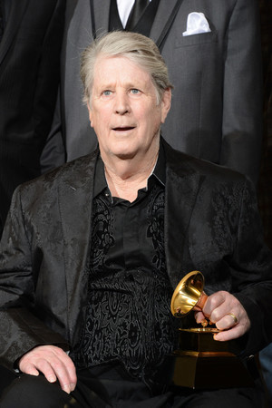 米サーフ・ロックバンド、ビーチ・ボーイズのリーダーのブライアン・ウィルソンさん＝２０１３年２月、西部カリフォルニア州ロサンゼルス（ＡＦＰ時事）