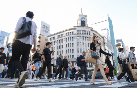 東京・銀座を歩く人(資料)