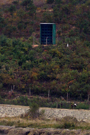 南北軍事境界線付近にある韓国の京畿道坡州市側から見た北朝鮮が設置したラウドスピーカー=2024年10月(EPA時事)
