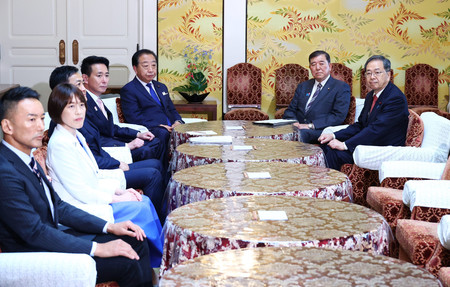 会談に臨む石破茂首相(右から2人目)、立憲民主党の野田佳彦代表(同3人目)ら=12日午後、国会内