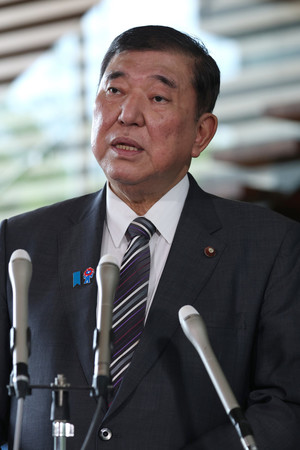 与野党党首会談を終え、記者団の取材に応じる石破茂首相=12日午後、首相官邸