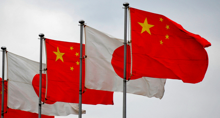 日中両国の国旗(AFP時事)