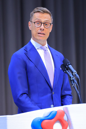 12日、式典であいさつするフィンランドのストゥブ大統領=大阪市此花区