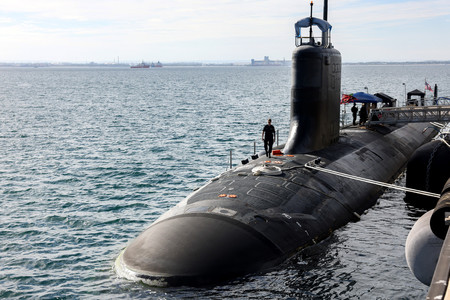入港する米バージニア級原子力潜水艦＝２月２６日、豪西部ロッキングハム（ＡＦＰ時事）
