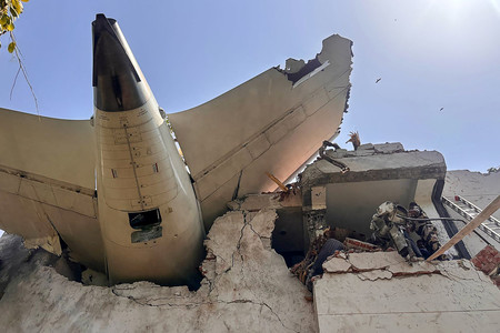 12日、インド西部のアーメダバードで、建物に突っ込んだとみられる旅客機の残骸(治安当局のX=旧ツイッター=投稿より)(AFP時事)